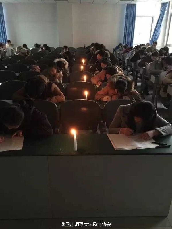 太拼!四川师范大学停电 学生点蜡烛继续考试_