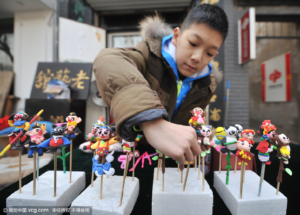梅笑寒4岁开始学习画画,6岁喜欢上太空泥DIY。每年大明湖庙会上,梅笑寒的父亲都要上台表演,旁边无事可做的梅笑寒就自己玩起了太空泥,久而久之,他的小泥人吸引了不少游人的关注。各具特色的小泥人深受小朋友的喜爱,去年的庙会上一个多小时就卖出了二十多件作品。
