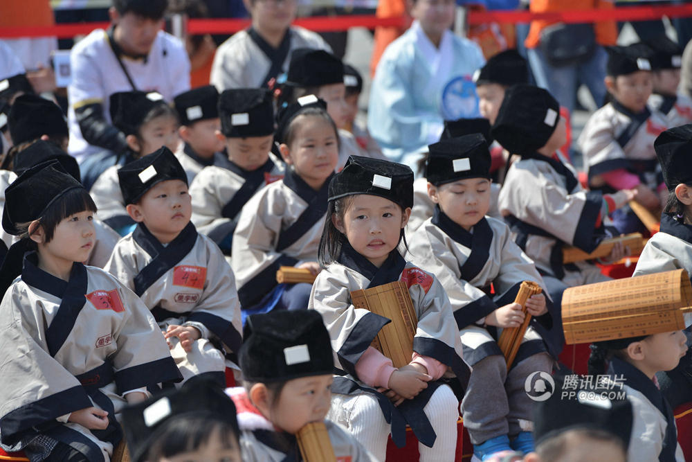 2016年3月27日,辽宁省沈阳市,100名学童穿古装出席少儿国学大赛传承