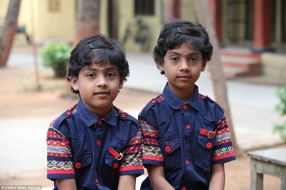 心疼老师!印度一学校28对双胞胎在读