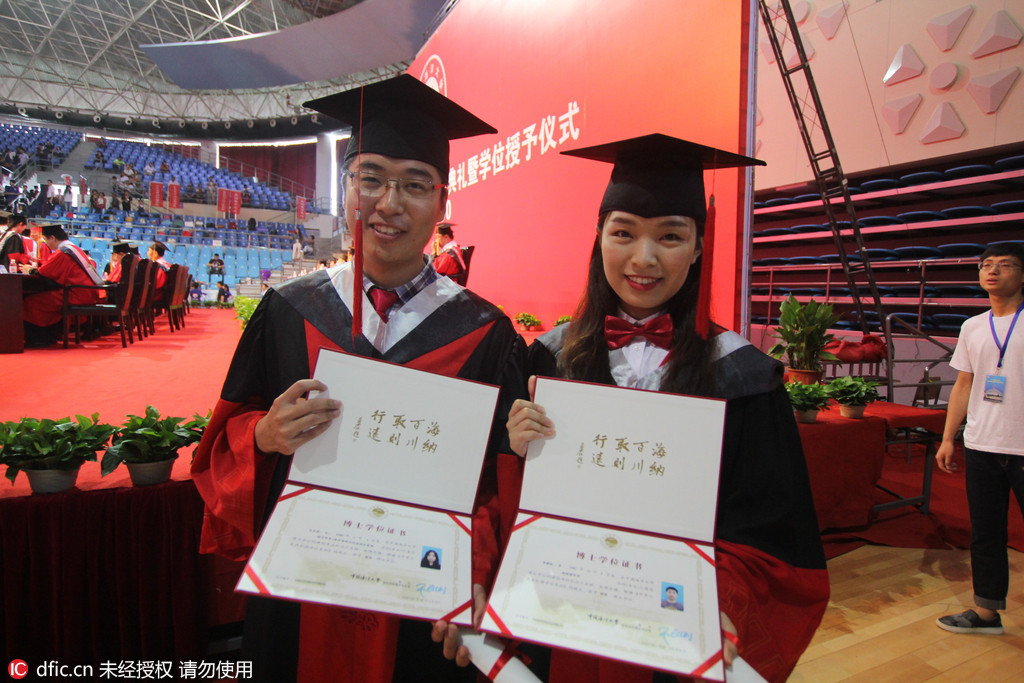 2016年6月30日,山东青岛,中国海洋大学2016届学生毕业典礼暨学位授予