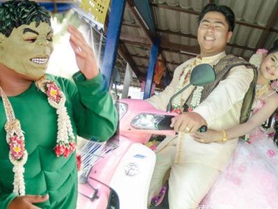 泰国小伙扮成“绿巨人”娶妻 骑粉色摩托车兜风