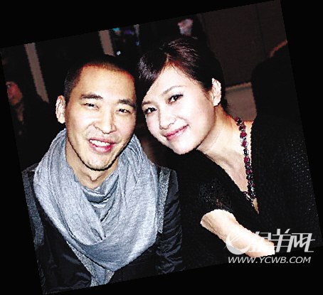 黄立行<em>爆奶妹</em>手拉手入屋过夜