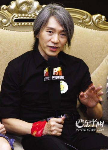 <em>周星驰</em>顶著标志性<em>白发</em>