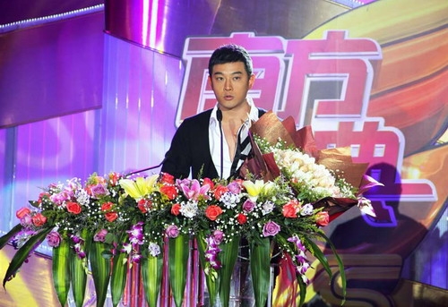 黄维德凭周瑜 南方盛典 夺最具人气男演员_金羊