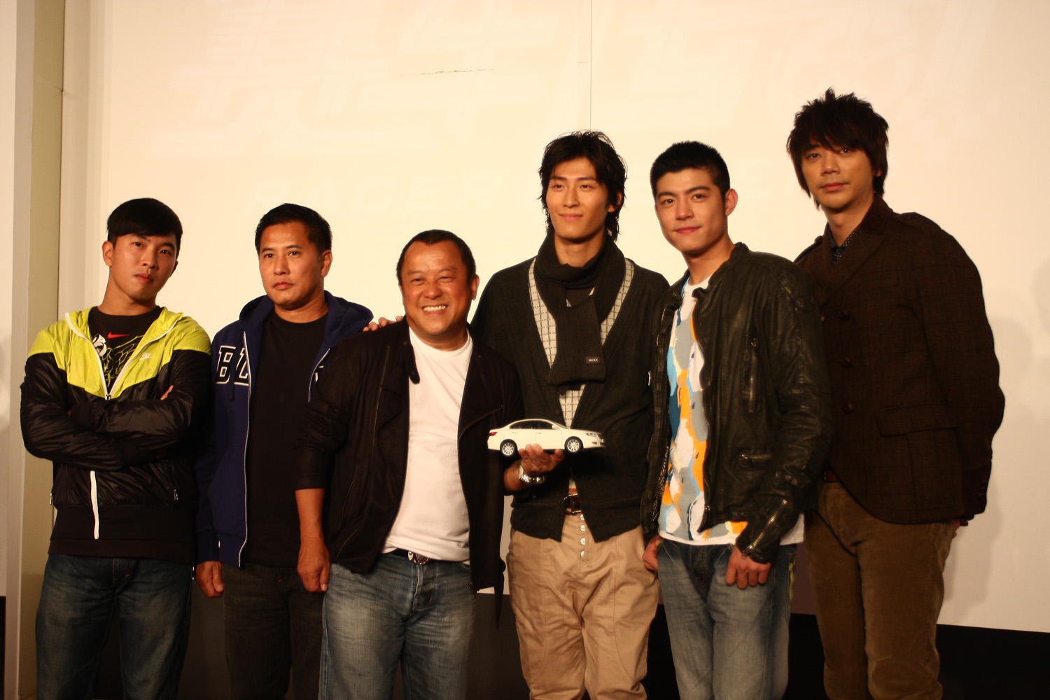 《赛车传奇》<em>曾志伟</em>背著<em>儿女</em>玩赛车_娱乐_金