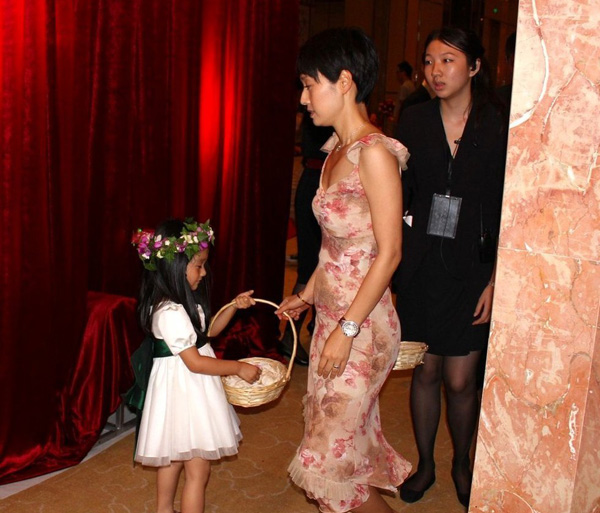 马伊璃女儿首次公开曝光  文爱马 被拍忙躲母身