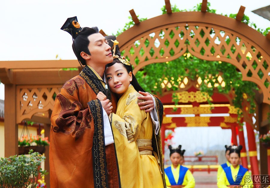 《<em>女相</em>》再曝亲密剧照 华丽再现唯美爱情_娱乐