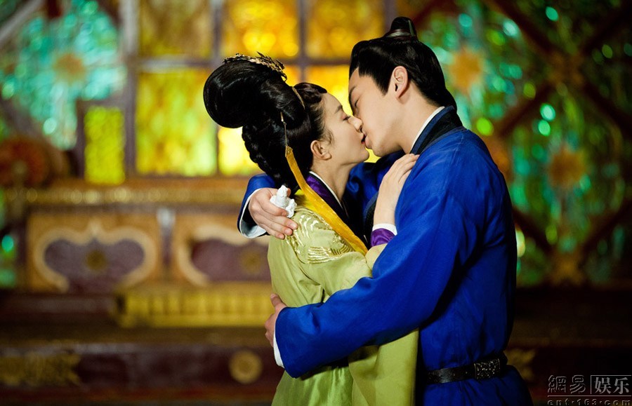 《<em>女相</em>》再曝亲密剧照 华丽再现唯美爱情_娱乐