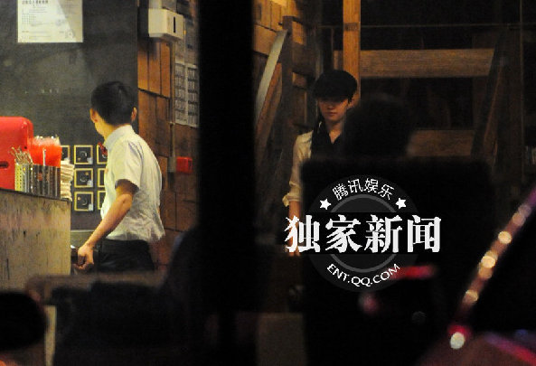  刘亦菲 与 闺蜜  夜谈 驾豪车同回别墅形影不分_