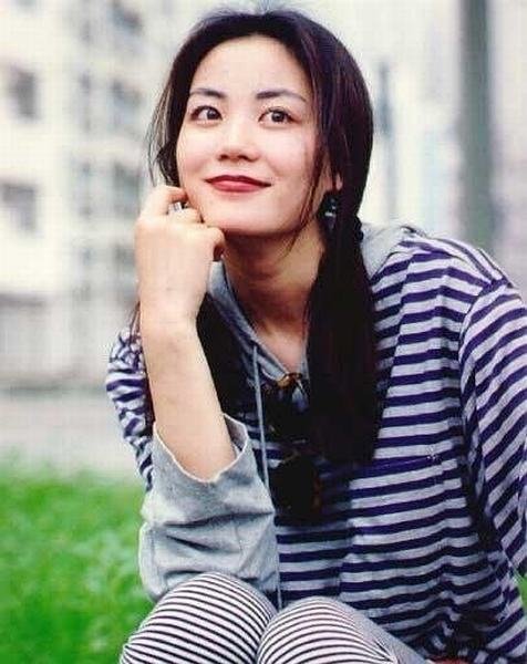 王菲16岁处女作唱片封面曝光 婴儿肥甜美短发造型