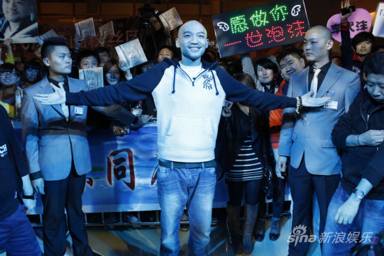  李代沫 天津举办签唱会 热情歌迷送麻花_娱乐_