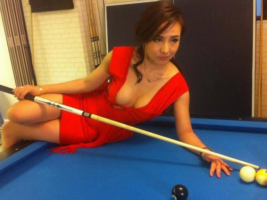 杜汶泽被婐女包围图片