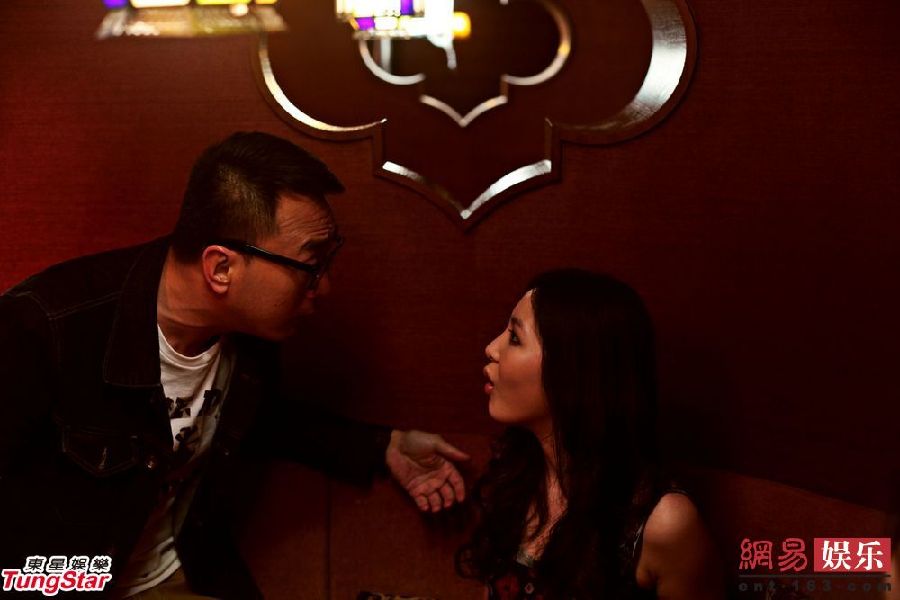 杜汶泽被婐女包围图片