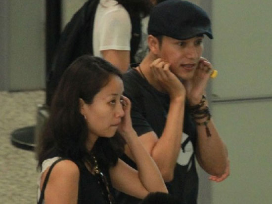 陈坤现身机场与神秘女同行