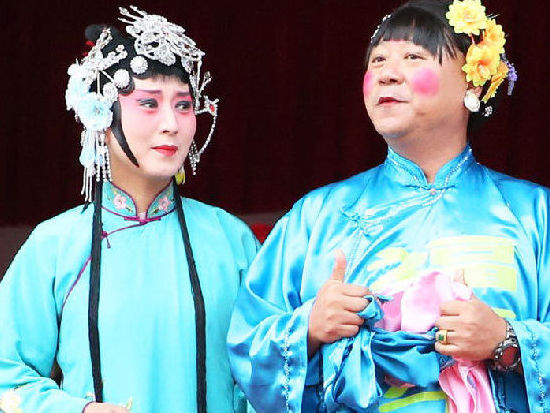 范伟<em>男扮女</em>装《唱大戏》 - 金羊网