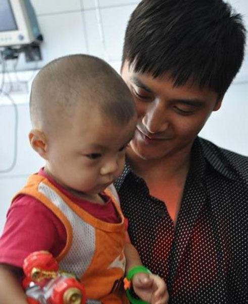 日星闻热点︰田亮二胎儿子近照曝光 陈晓东首