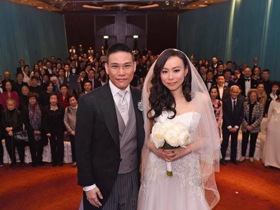  苏永康大婚 热吻娇妻 新娘低胸红裙抢镜 - 金羊