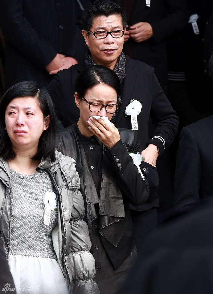 姚贝娜追悼会最后笑容定格 那英泪崩 - 金羊网