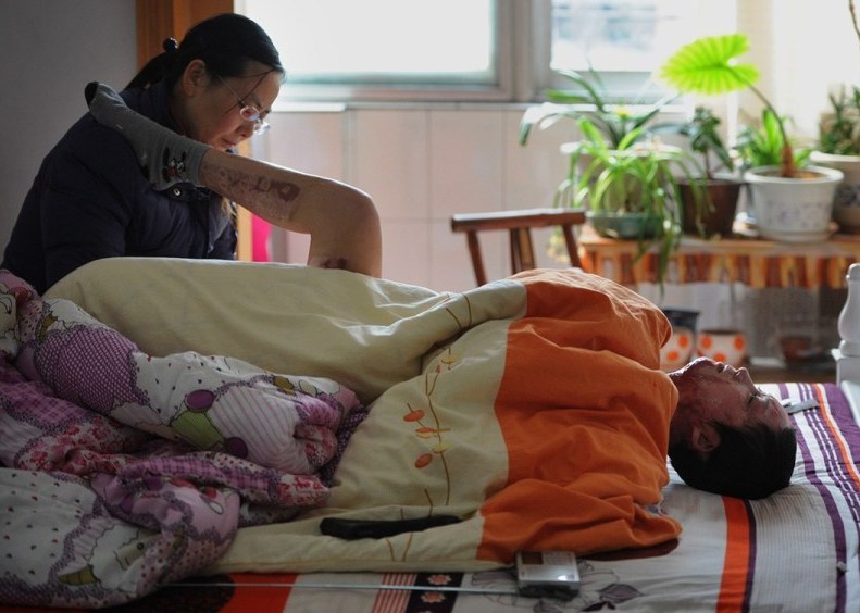 <em>刘雨柔</em>晒英伦风自拍照 眼神妩媚大秀<em>美腿</em>_金羊