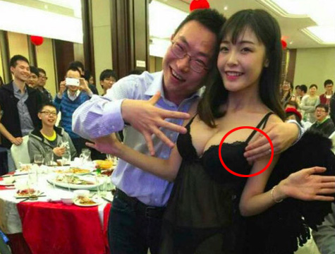 大衣哥晒ps全家福图片
