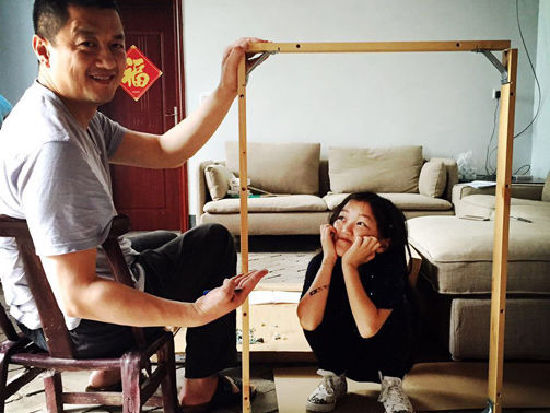 李亚鹏晒李嫣正面照 带女回归故乡 - 金羊网