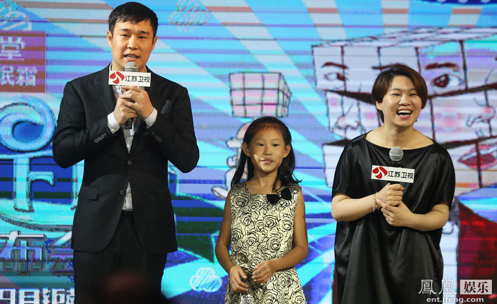 现场小沈阳女儿沈佳润公开亮相,她身穿连衣裙乖巧可爱,台上站姿端庄似
