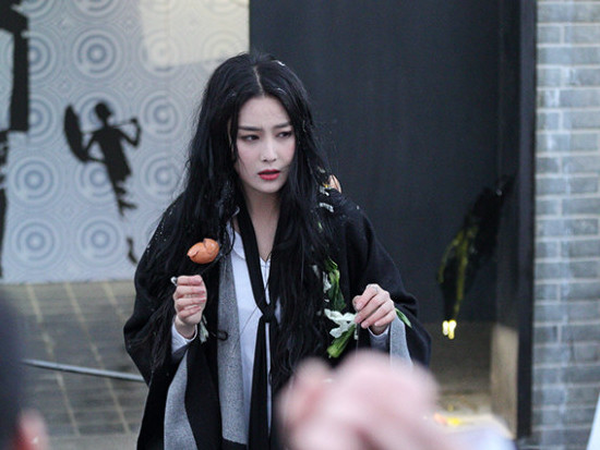 太拼! 张馨予 新剧 被扔鸡蛋  头挂菜叶脸砸青 - 金