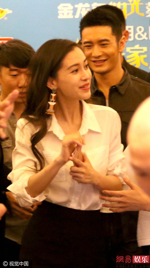 黄晓明baby现身紧牵手 耳聊私语超甜蜜