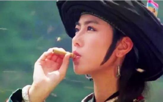 她是周星驰“老婆” 后与中学同学玩百合之恋 - 金羊网