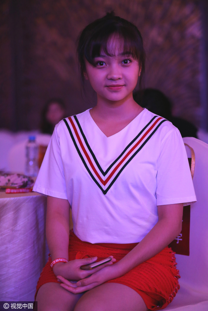 组图:终于不老气了!林妙可v领衫配红裙很少女