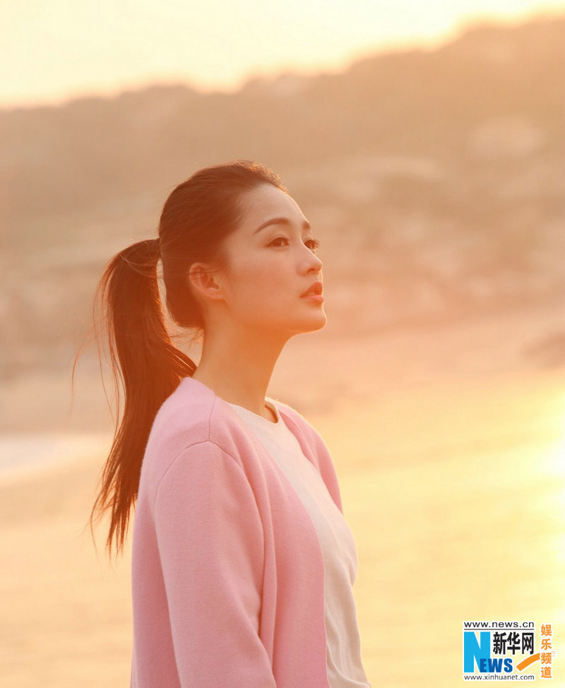 李沁曝海边写真 夕阳下漫步恬静动人