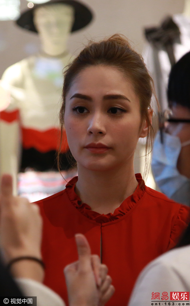 这么美是爱情滋润的?阿娇着红衣展 侧颜杀 |阿