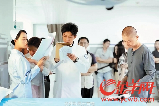 导演李雪(右)在拍摄现场 导演李雪(右)在拍摄现场