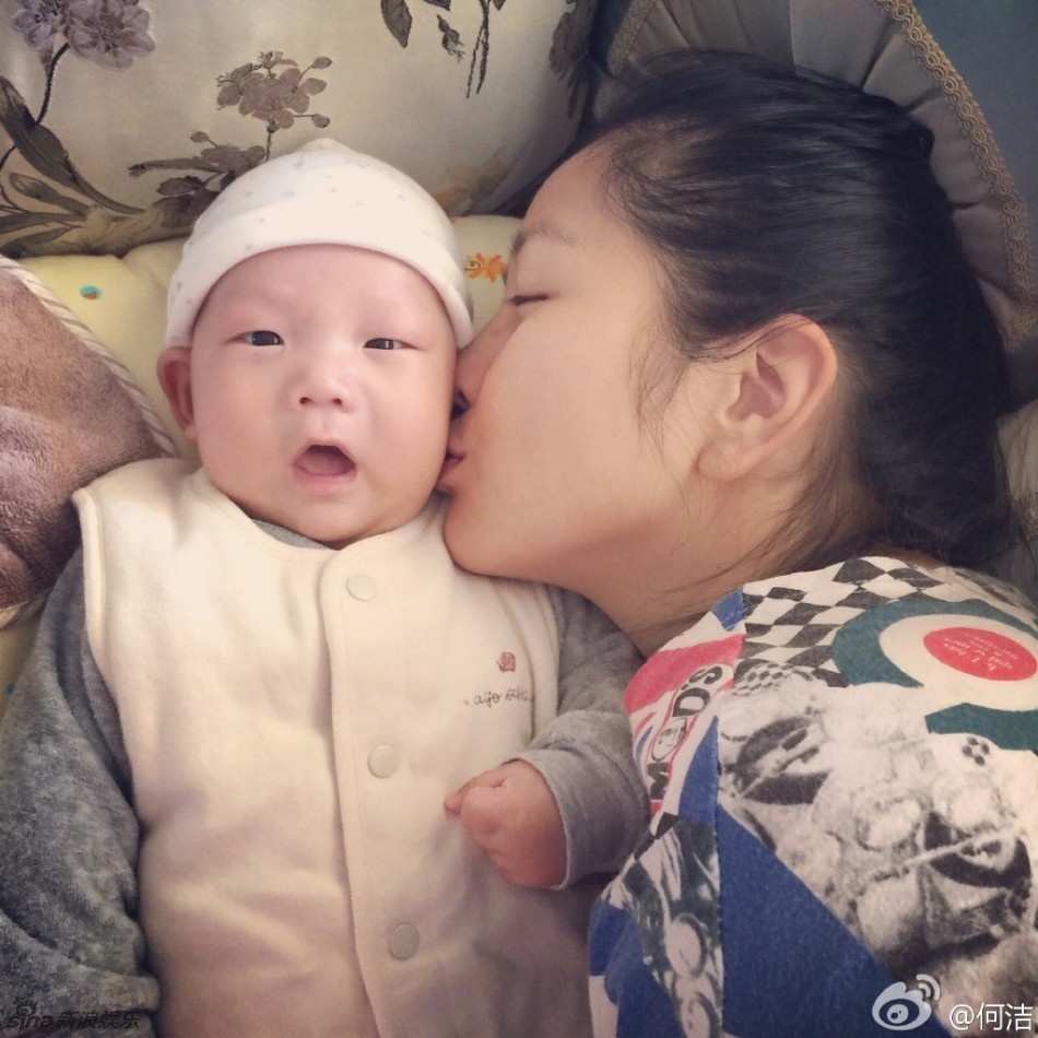  何洁微博 晒和宝贝的自拍照 - 金羊网