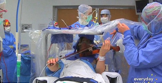 最淡定的 患者 !男子脑瘤 手术 时 弹吉他 _金羊网