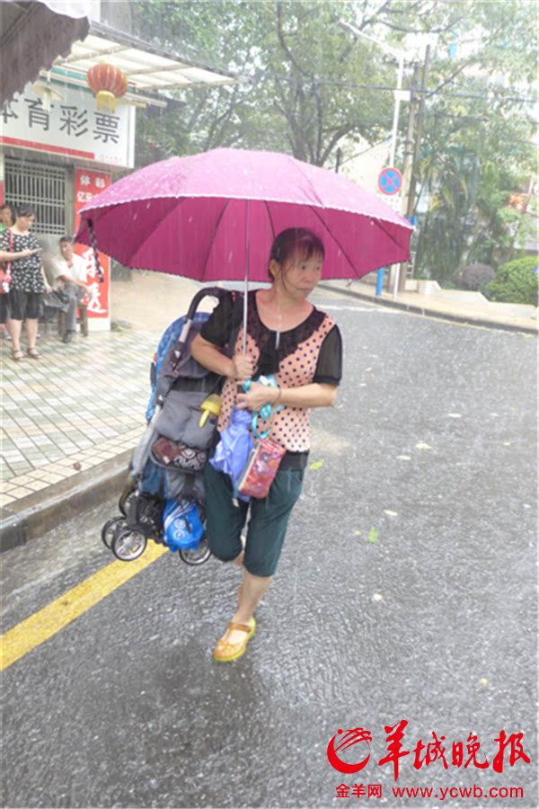 广州黄色暴雨警报生效市民出行受阻_金羊网