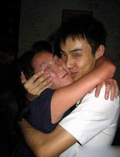 惊爆男妓为富婆服务全程