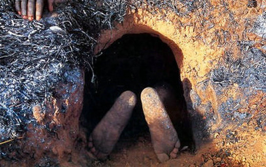 为了获取蟒皮,格巴亚斯族的猎人们要钻进狭窄深长的蟒蛇洞穴里.