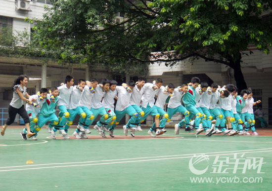广州市东环中学初一级小班大家庭迎来了