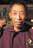 从化“蛇王”赤手捉蛇