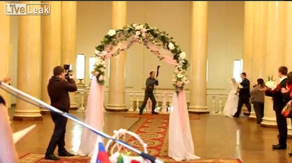 新娘<em>婚礼</em>上<em>踩掉</em>婚纱露臀_生活_金羊网