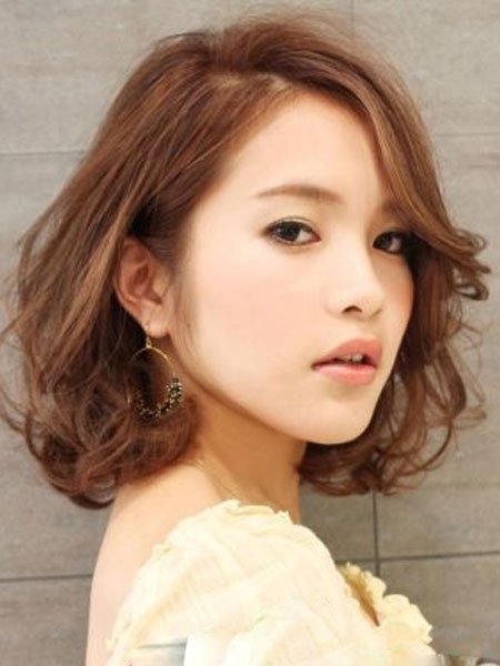 名媛气质的<em>中短发烫发发型</em>