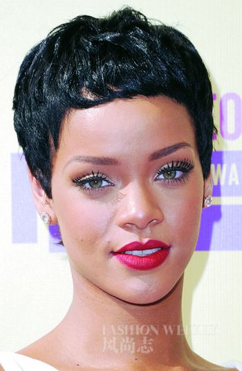 明星/Rihanna 首位获格莱美奖的巴巴多斯女歌手