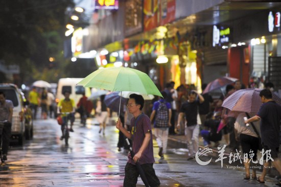 ...倾盆 羊城晚报记者 摄 -暴雨夜袭老城区网友播报水浸街图片 52382 550x366