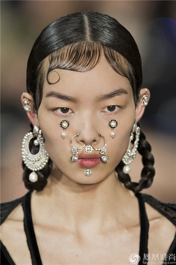 studios, chanel, marc by marc jacobs等品牌也在近几季大推鼻钉鼻环