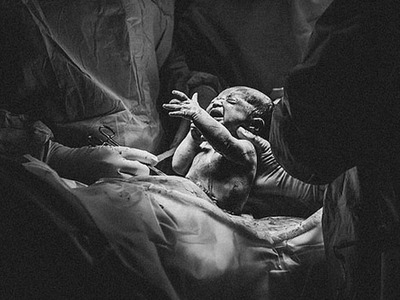 澳摄影师抓拍母亲见到新生儿幸福时刻