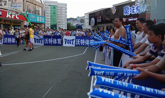 (长沙大叔赤膊上阵为比赛助威)