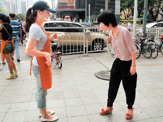  志愿者在深圳华强北免费派粥遭部分路人冷漠对待