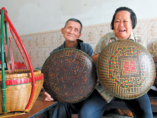  残疾夫妇坚持竹编半世纪 手艺消失前先为孙女备嫁妆
